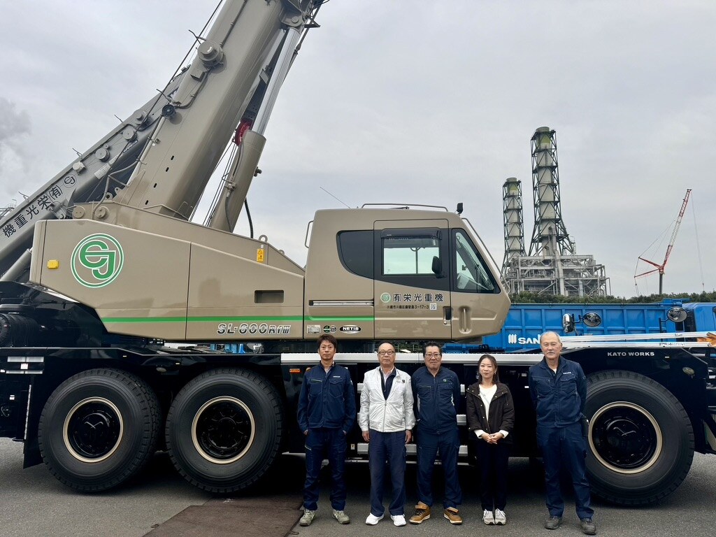 新しく納車されたラフタークレーンの前に並ぶ栄光重機の社員