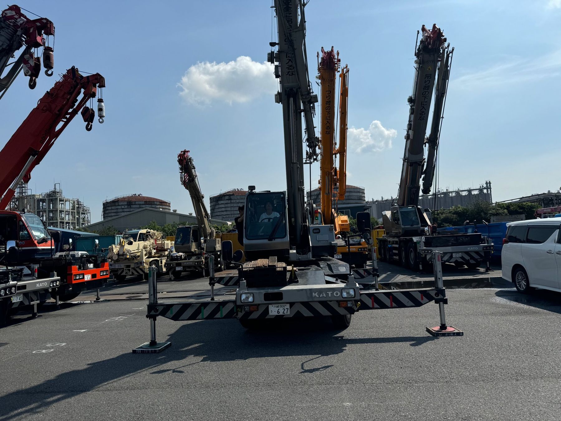 営業所の車庫に並ぶ自社保有のラフタークレーン