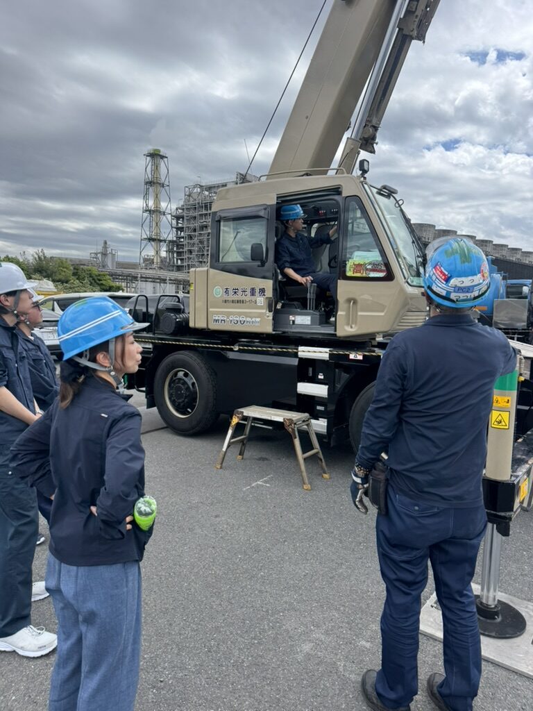 クレーン塾でクレーンを囲んで説明を受ける受講生